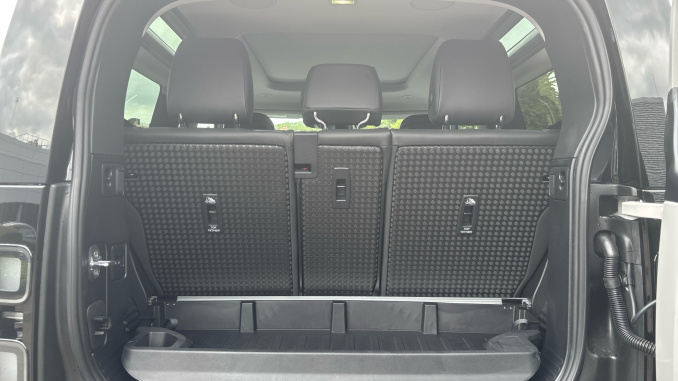 Land Rover Defender 3.0 D350 X-Dynamic HSE 90 3dr Auto Diesel Estate - Image 10
